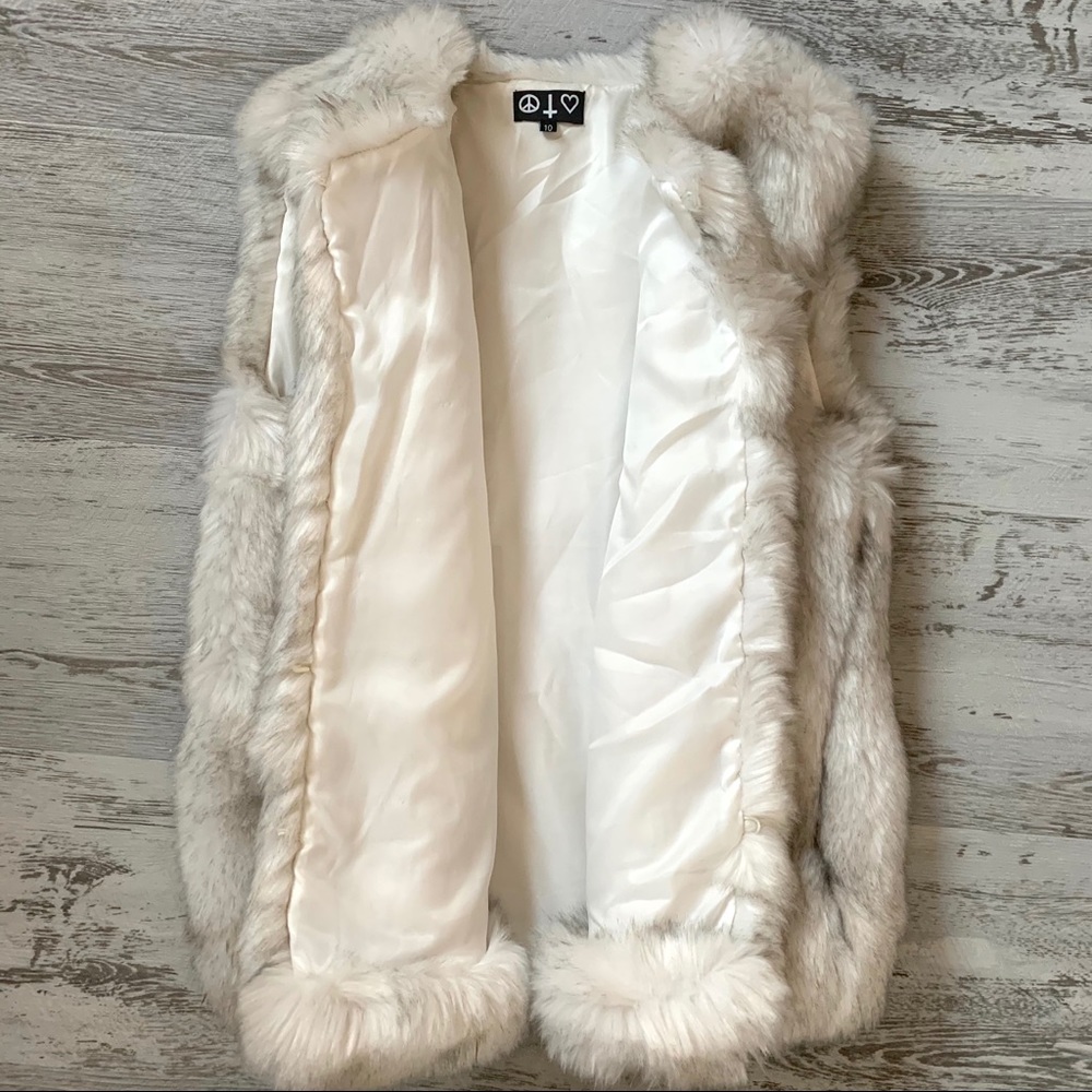 Missguided Faux Fur Vest White/ Gray / Beige NEW - Picture 3 of 6